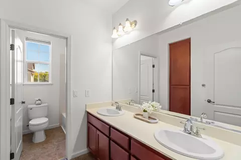 Bath - 1121 Andreas Ln, Tracy, CA 95376 photo 5 of 6