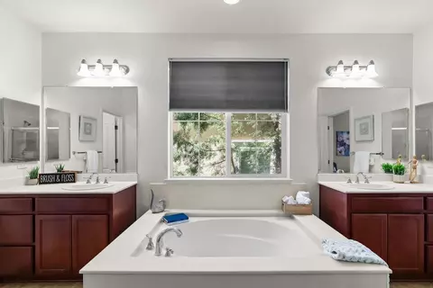 Bath - 1121 Andreas Ln, Tracy, CA 95376 photo 3 of 6