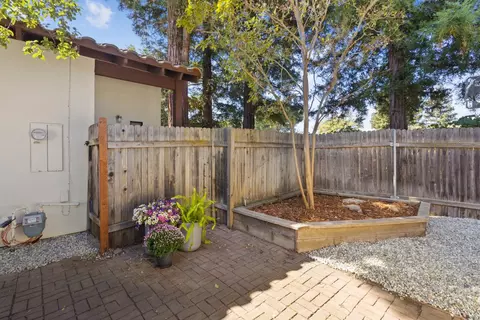 Exterior - 2542 Overhill Ln, Davis, CA 95616 photo 6 of 9