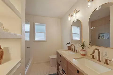 Bath - 541 S Rose St, Lodi, CA 95240 photo 3 of 5