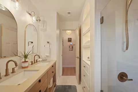 Bath - 541 S Rose St, Lodi, CA 95240 photo 4 of 5