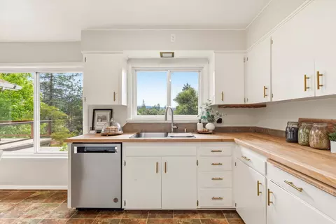 Kitchen - 13748 Marin Pl, Grass Valley, CA 95949 photo 3 of 4