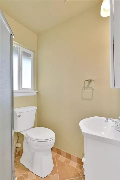 Bath - 2268 Madrone St, Sutter, CA 95982 photo 5 of 8