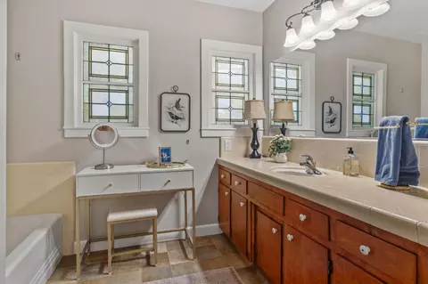 Bath - 1212 Brady Ave, Modesto, CA 95350 photo 2 of 3