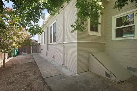Exterior - 237 S Pleasant Ave, Lodi, CA 95240 photo 10 of 13