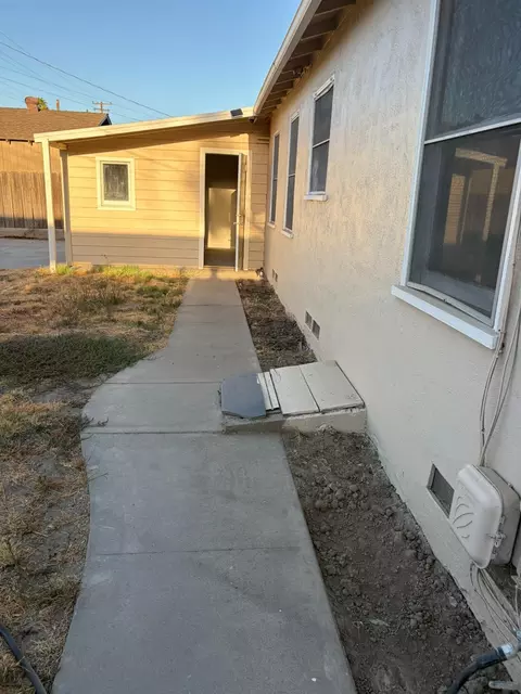 Exterior - 2105 Glendale Ave, Modesto, CA 95354 photo 4 of 10