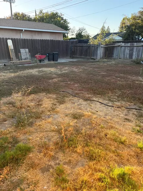 Exterior - 2105 Glendale Ave, Modesto, CA 95354 photo 6 of 10