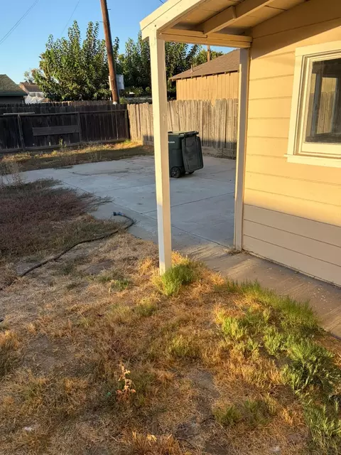 Exterior - 2105 Glendale Ave, Modesto, CA 95354 photo 5 of 10
