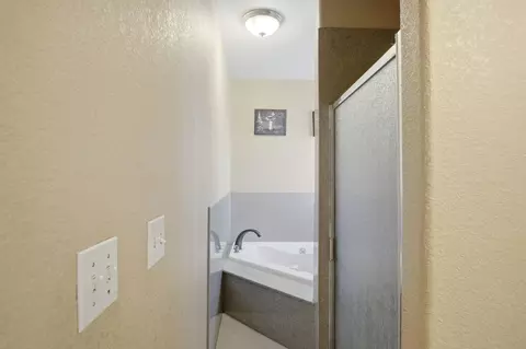Bath - 2320 Encina Ave, Modesto, CA 95354 photo 3 of 4
