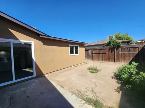 Exterior - 904 Pine Tree Ln, Modesto, CA 95351 photo 5 of 6