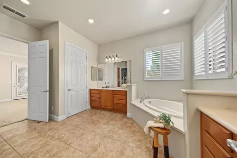 Entry Way - 1228 Maple Leaf Ct, Manteca, CA 95336 photo 9 of 10