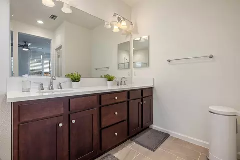 Bath - 2389 Middlebury Dr, Lathrop, CA 95330 photo 2 of 3