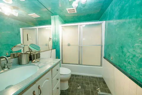Bath - 1006 Lassen Ave, Modesto, CA 95358 photo 1 of 1