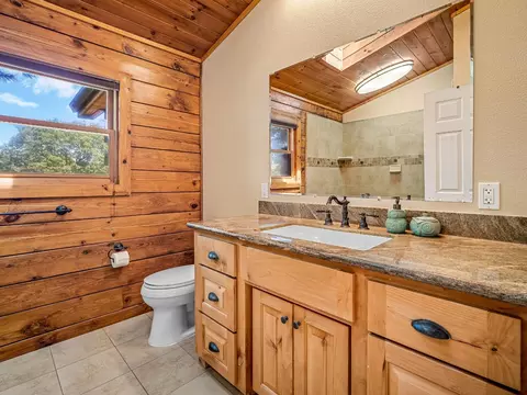 Bath - 2800 La Paz Rd, Placerville, CA 95667 photo 2 of 3