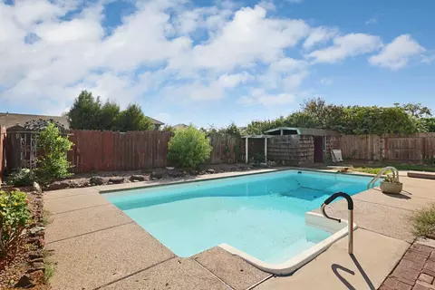 Exterior - 1700 Royal Crest Dr, Lodi, CA 95242 photo 2 of 15