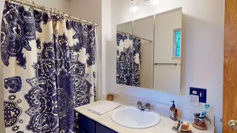 Bath - 526 Mill St #1, Grass Valley, CA 95945 photo 6 of 9