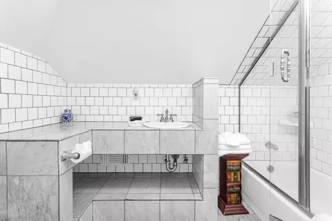 Bath - 101 Abbey St, Winters, CA 95694 photo 3 of 4