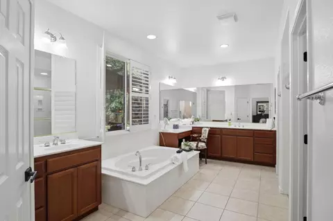 Bath - 1583 Roger Dr, Tracy, CA 95304 photo 2 of 5