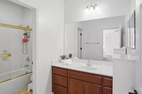 Bath - 1583 Roger Dr, Tracy, CA 95304 photo 5 of 5