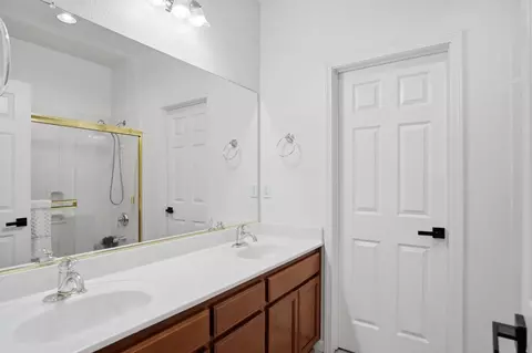 Bath - 1583 Roger Dr, Tracy, CA 95304 photo 4 of 5