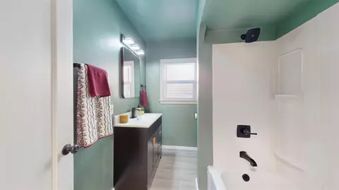 Bath - 225 Merced Ave, Modesto, CA 95351 photo 2 of 2