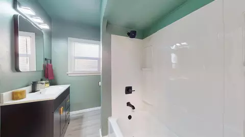 Bath - 225 Merced Ave, Modesto, CA 95351 photo 1 of 2