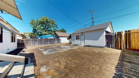 Exterior - 225 Merced Ave, Modesto, CA 95351 photo 2 of 6