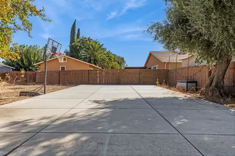 Exterior - 1422 Silva Ave, Newman, CA 95360 photo 4 of 11