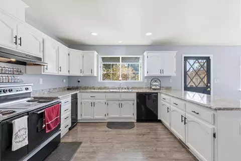 Kitchen - 1422 Silva Ave, Newman, CA 95360 photo 2 of 2