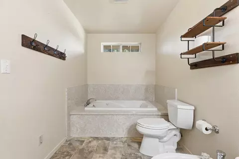 Bath - 1422 Silva Ave, Newman, CA 95360 photo 4 of 4