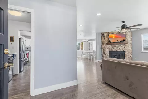 Entry Way - 1422 Silva Ave, Newman, CA 95360 photo 1 of 3