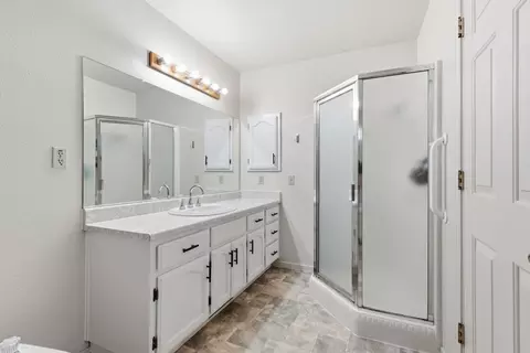 Bath - 1422 Silva Ave, Newman, CA 95360 photo 1 of 4