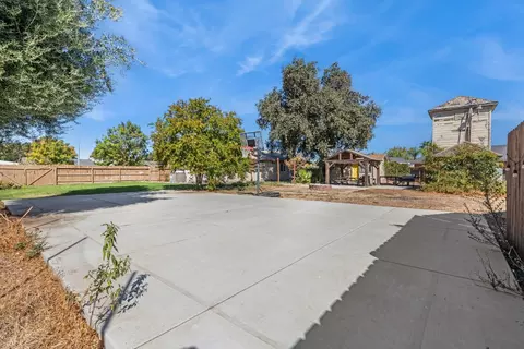 Exterior - 1422 Silva Ave, Newman, CA 95360 photo 6 of 11