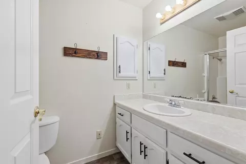 Bath - 1422 Silva Ave, Newman, CA 95360 photo 2 of 4