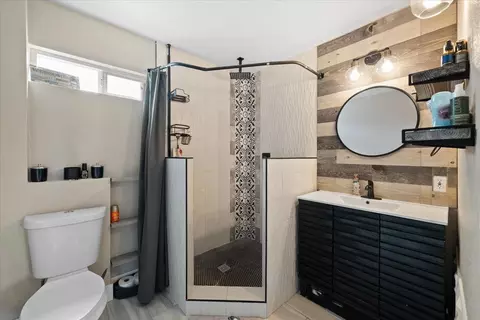Bath - 4243 Glenridge Dr, Carmichael, CA 95608 photo 2 of 2