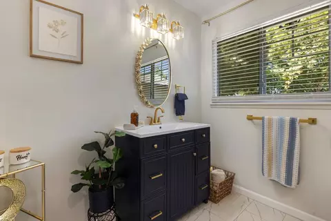Bath - 1002 Mount Vernon Dr, Modesto, CA 95350 photo 1 of 5