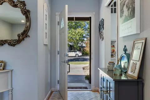Entry Way - 1002 Mount Vernon Dr, Modesto, CA 95350 photo 2 of 7