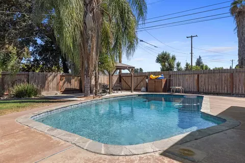 Exterior - 1002 Mount Vernon Dr, Modesto, CA 95350 photo 6 of 9