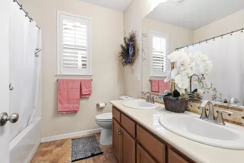 Bath - 1061 Alba St, Manteca, CA 95337 photo 1 of 3