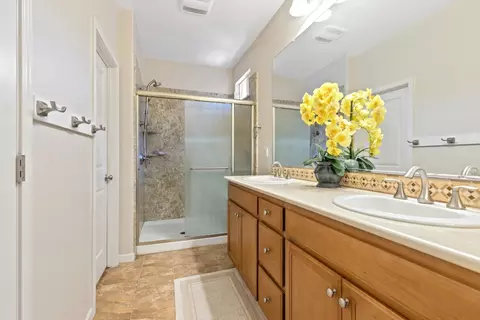 Bath - 1061 Alba St, Manteca, CA 95337 photo 2 of 3