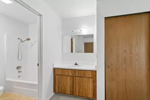 Bath - 3052 Woods Cir, Davis, CA 95616 photo 2 of 4