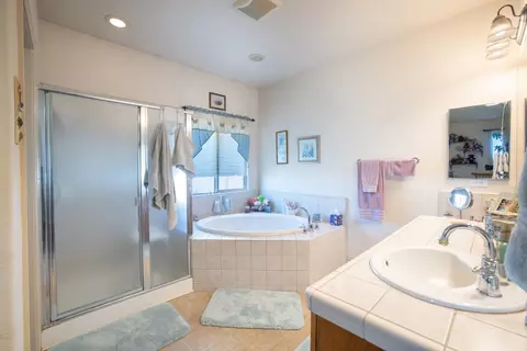 Bath - 21196 E Rose Clover Ln, Linden, CA 95236 photo 2 of 6