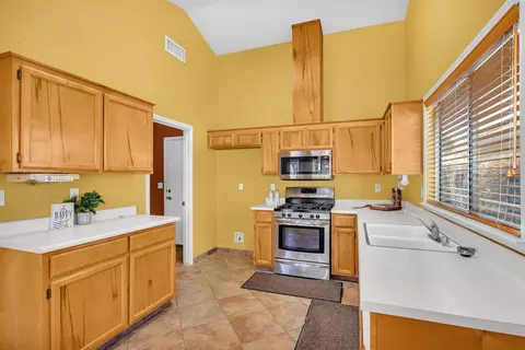 Kitchen - 1427 Via Fraga, Gustine, CA 95322 photo 2 of 3