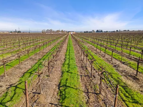 10400 E Harney Ln, Lodi, CA 95240