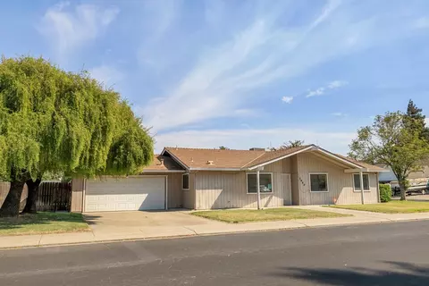Exterior - 3800 Spring Oak Dr, Modesto, CA 95355 photo 3 of 9