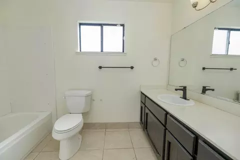 Bath - 3800 Spring Oak Dr, Modesto, CA 95355 photo 2 of 3