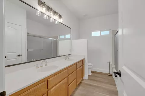 Bath - 2424 Thaddeous Dr, Escalon, CA 95320 photo 2 of 3