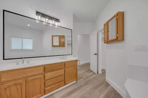 Bath - 2424 Thaddeous Dr, Escalon, CA 95320 photo 3 of 3