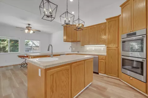 Kitchen - 2424 Thaddeous Dr, Escalon, CA 95320 photo 4 of 5