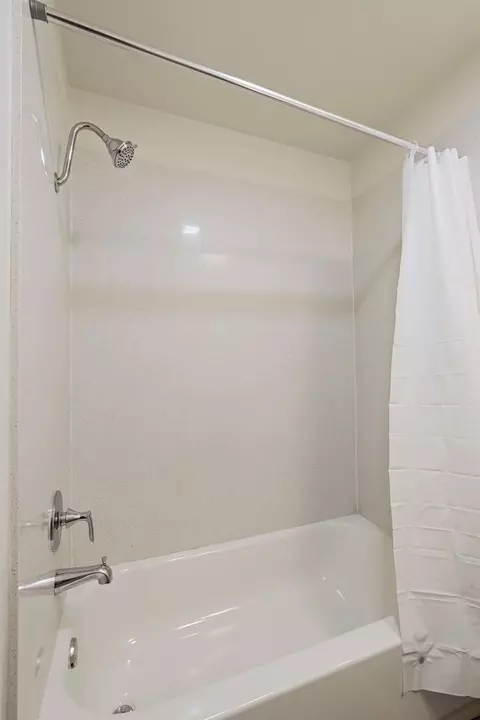 Bath - 2205 College Ave, Modesto, CA 95350 photo 2 of 4